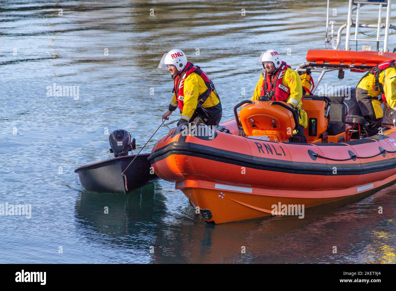 RNLI RIB et Crew sauvant un petit bateau Banque D'Images