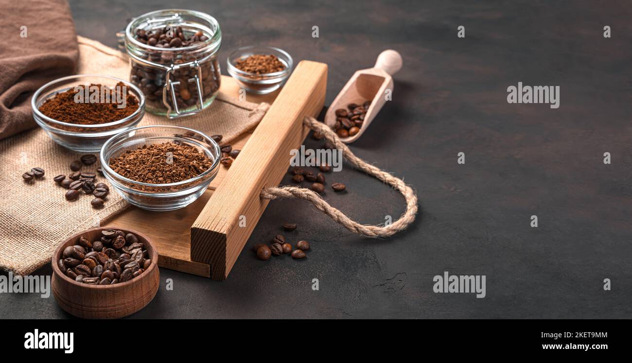 Grains de café, café moulu et granulé sur fond marron. Banque D'Images