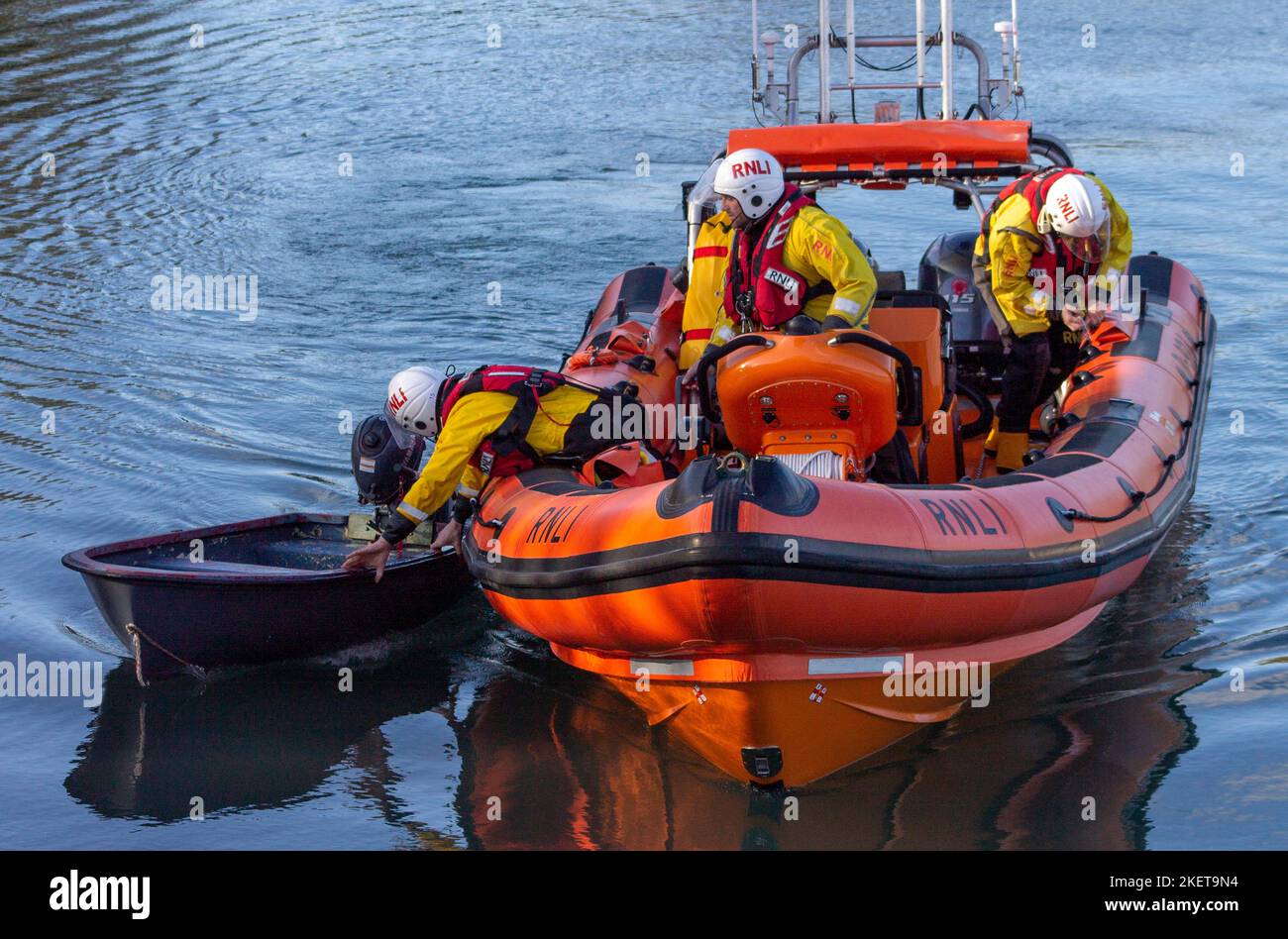 RNLI RIB et Crew sauvant un petit bateau Banque D'Images