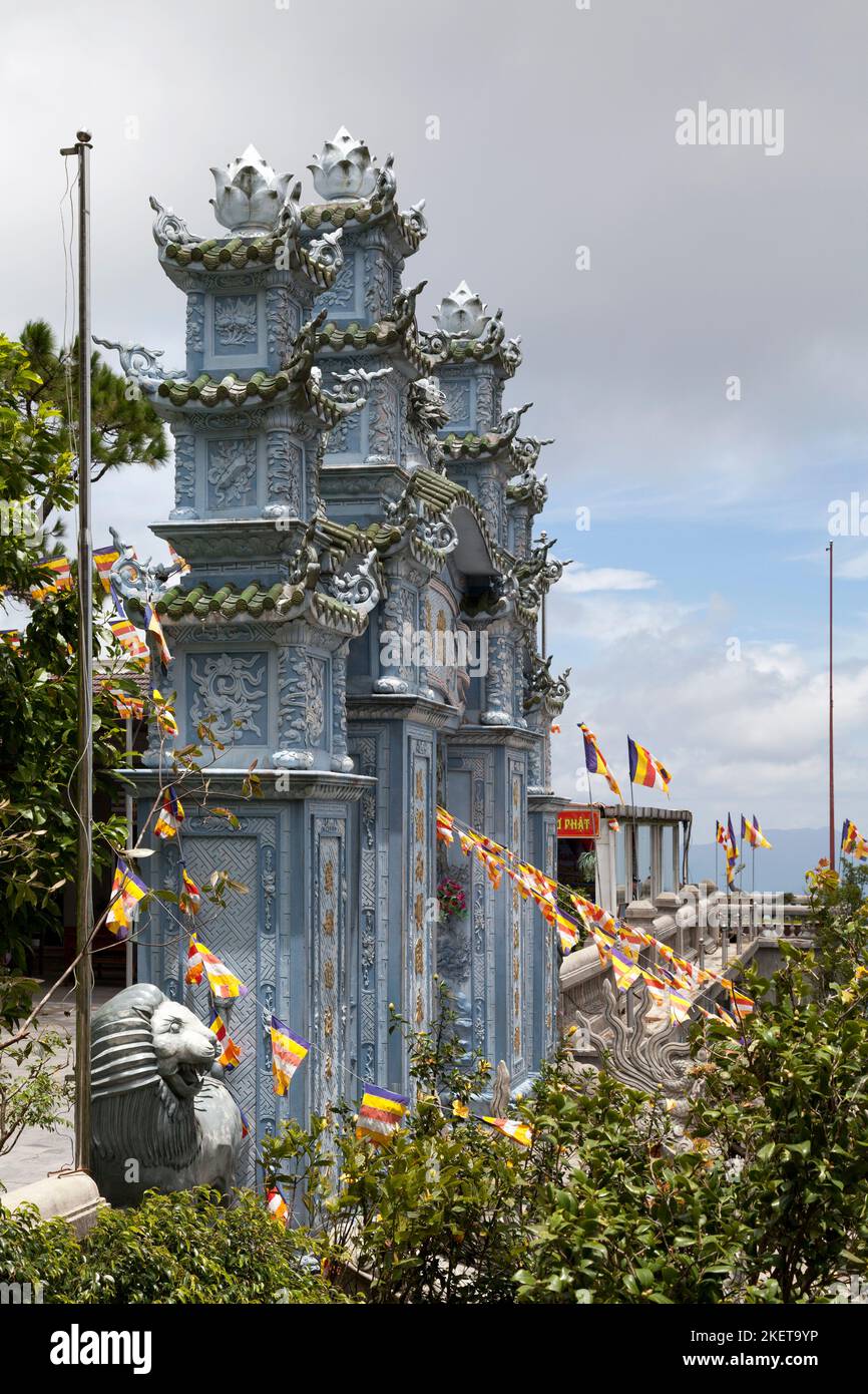 La Pagode Linh Ung dans les collines Ba Na, près de Da Nang, au Vietnam. Les collines BA Na sont situées dans les montagnes Truong son, qui font partie du rang des Annamites Banque D'Images