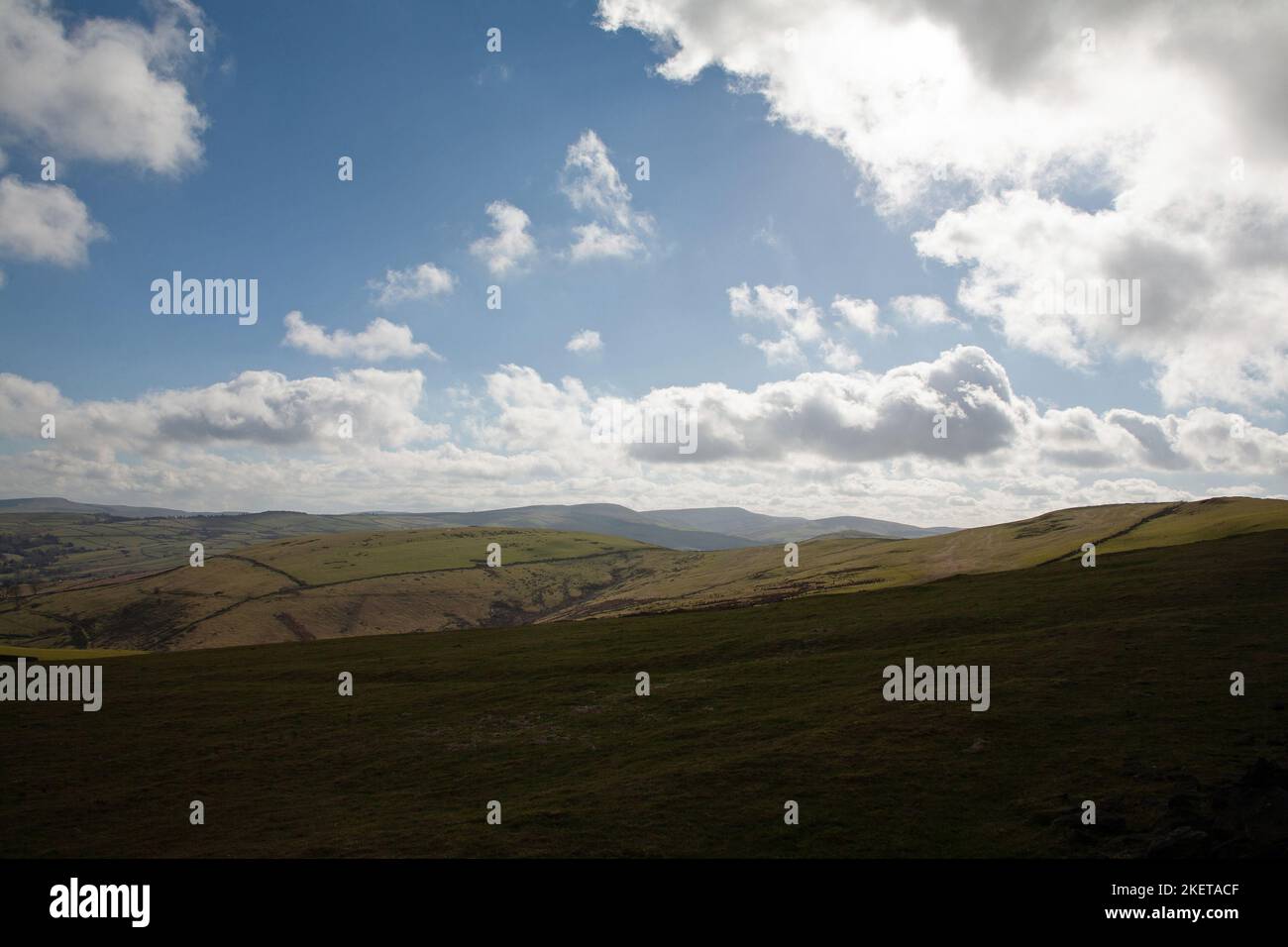 Vue à distance de Shining Tor lors d'une journée d'hiver sans neige depuis Bowstonegate Cheshire Angleterre Banque D'Images