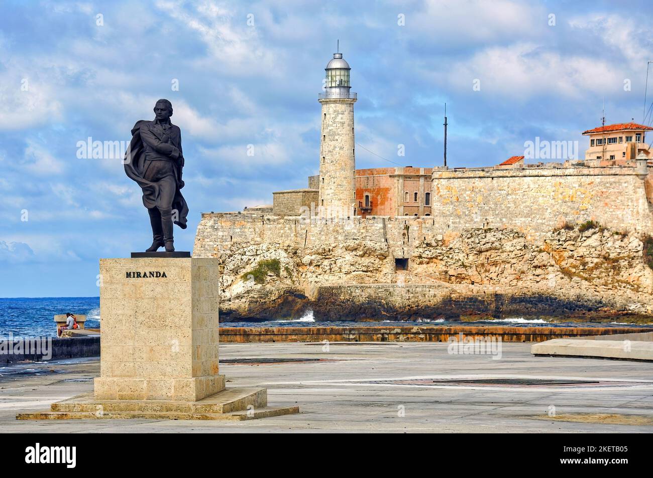 La Havane, Cuba, 3 février 2010 : statue de Francisco de Miranda, un célèbre révolutionnaire, avec le château El Morro en arrière-plan Banque D'Images