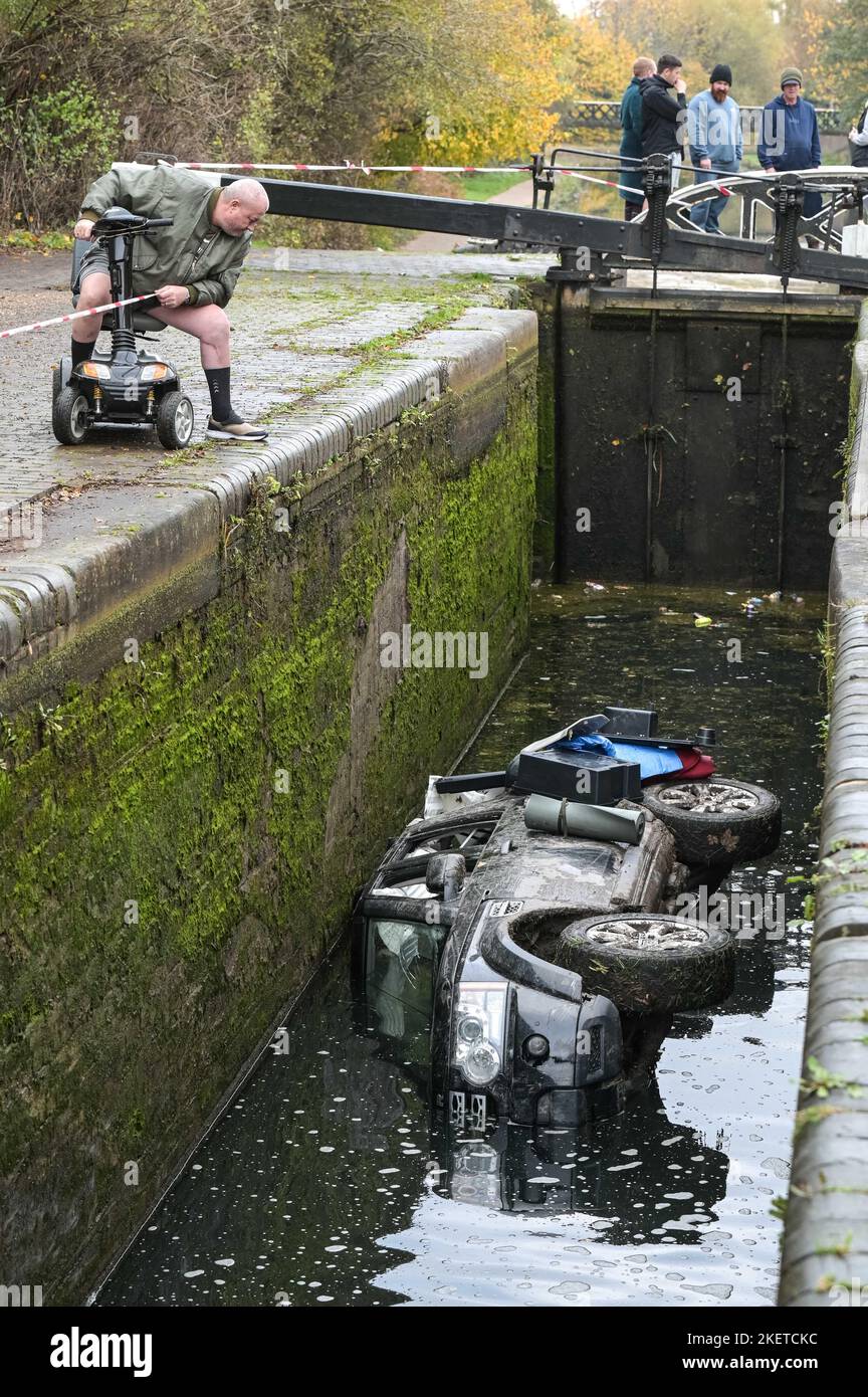 Furniture Parade, Tipton, 14 novembre 2022. - Un Land Rover Discovery a été écrasé et abandonné à l'intérieur d'une écluse de canal à Tipton lundi matin. Aucun blessé n'a été signalé et la voiture devrait être retirée mardi. Le canal and River Trust a tweeté : « L'écluse de l'usine n° 3 sur le canal de la nouvelle ligne principale à Tipton est fermée car une voiture est dans l'écluse. Nous travaillons sur un plan pour supprimer cela le plus rapidement possible. Il n'y a pas encore de signes de pollution, mais nous continuerons à surveiller." Pic by : arrêter presse média/ Alamy Live News Banque D'Images