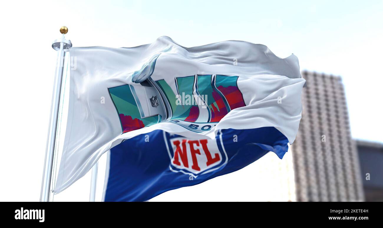 Glendale, États-Unis, novembre 2022 : le drapeau du Super Bowl 57th survolant avec le drapeau de la NFL flou en arrière-plan. La partie est programmée pour être jouée sur 12 février Banque D'Images