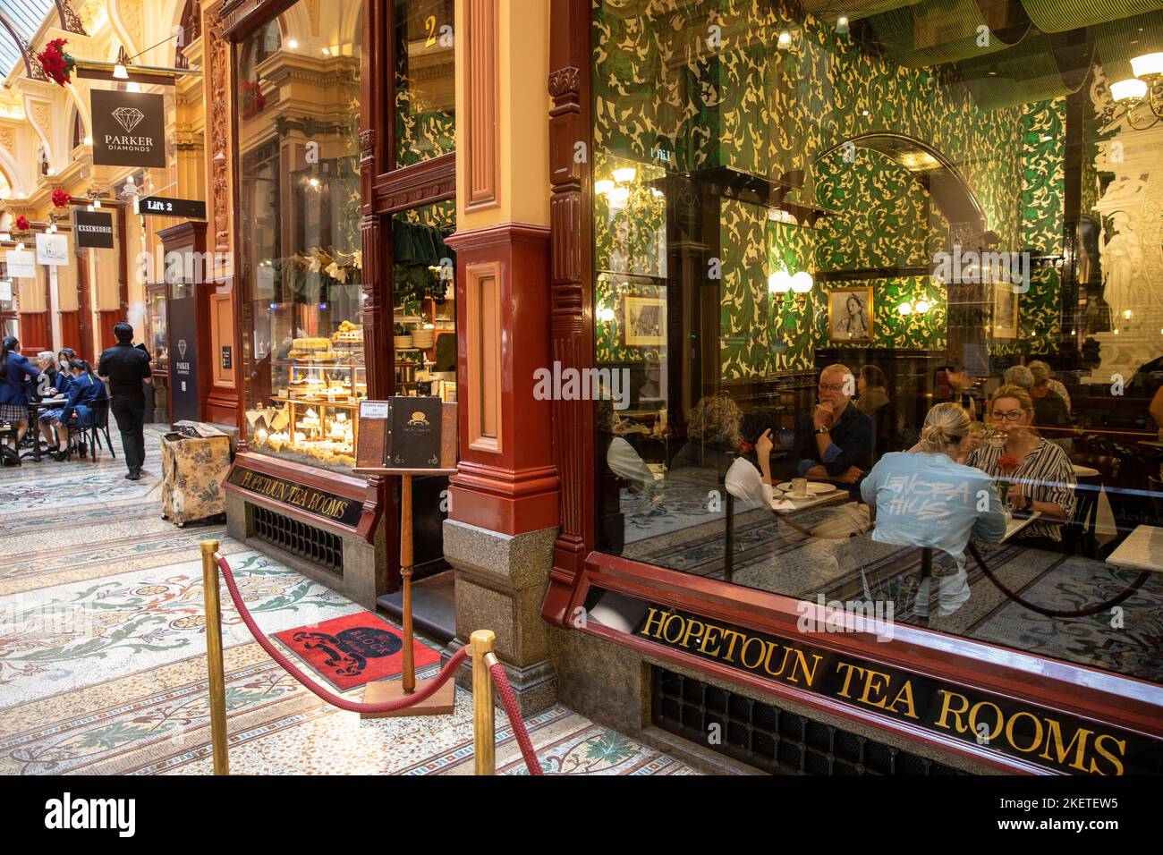 Salons de thé Hopetoun dans la salle de bloc arcade du centre-ville de Melbourne, célèbres salons de thé avec des personnes assises à l'intérieur de boire du thé, Melbourne, Australie Banque D'Images