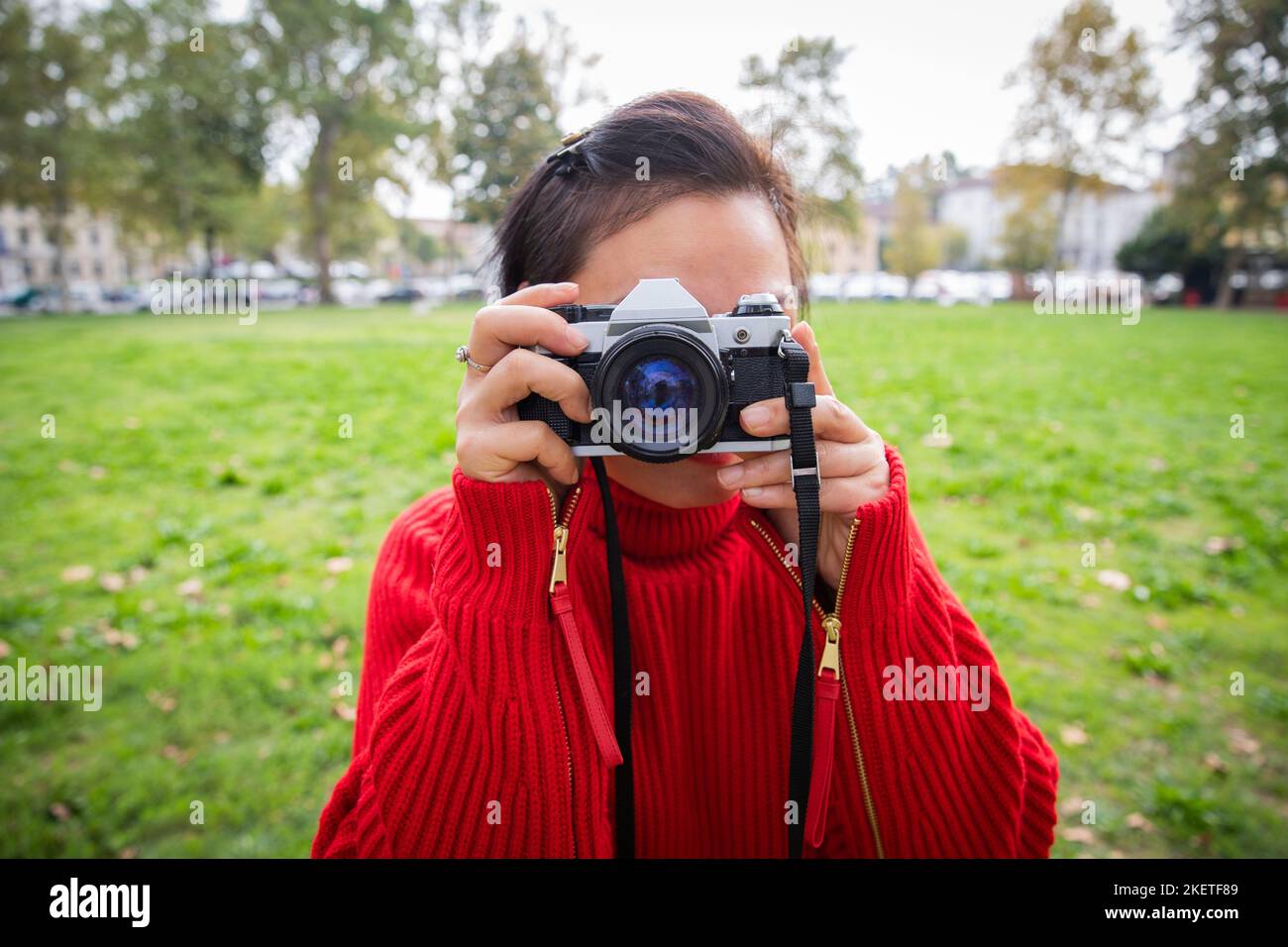 Portrait d'une photographe asiatique féminine avec appareil photo analogique prêt à prendre une photo Banque D'Images