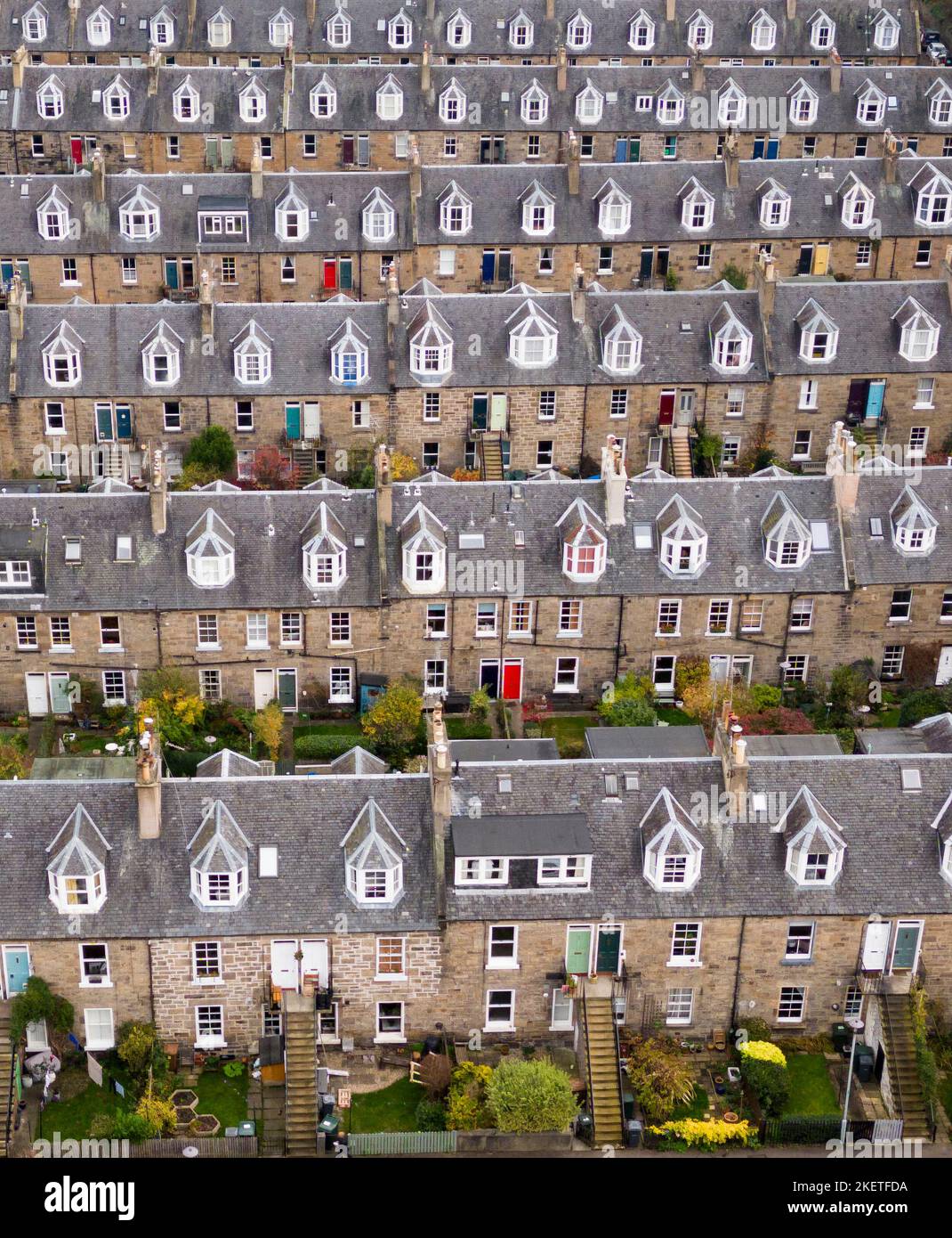 Vue aérienne des rangées de maisons de colonies en terrasse à Stockbridge, Édimbourg, Écosse, Royaume-Uni Banque D'Images