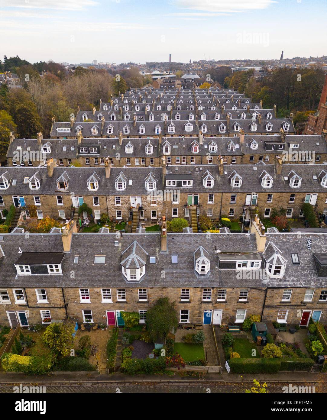 Vue aérienne des rangées de maisons de colonies en terrasse à Stockbridge, Édimbourg, Écosse, Royaume-Uni Banque D'Images