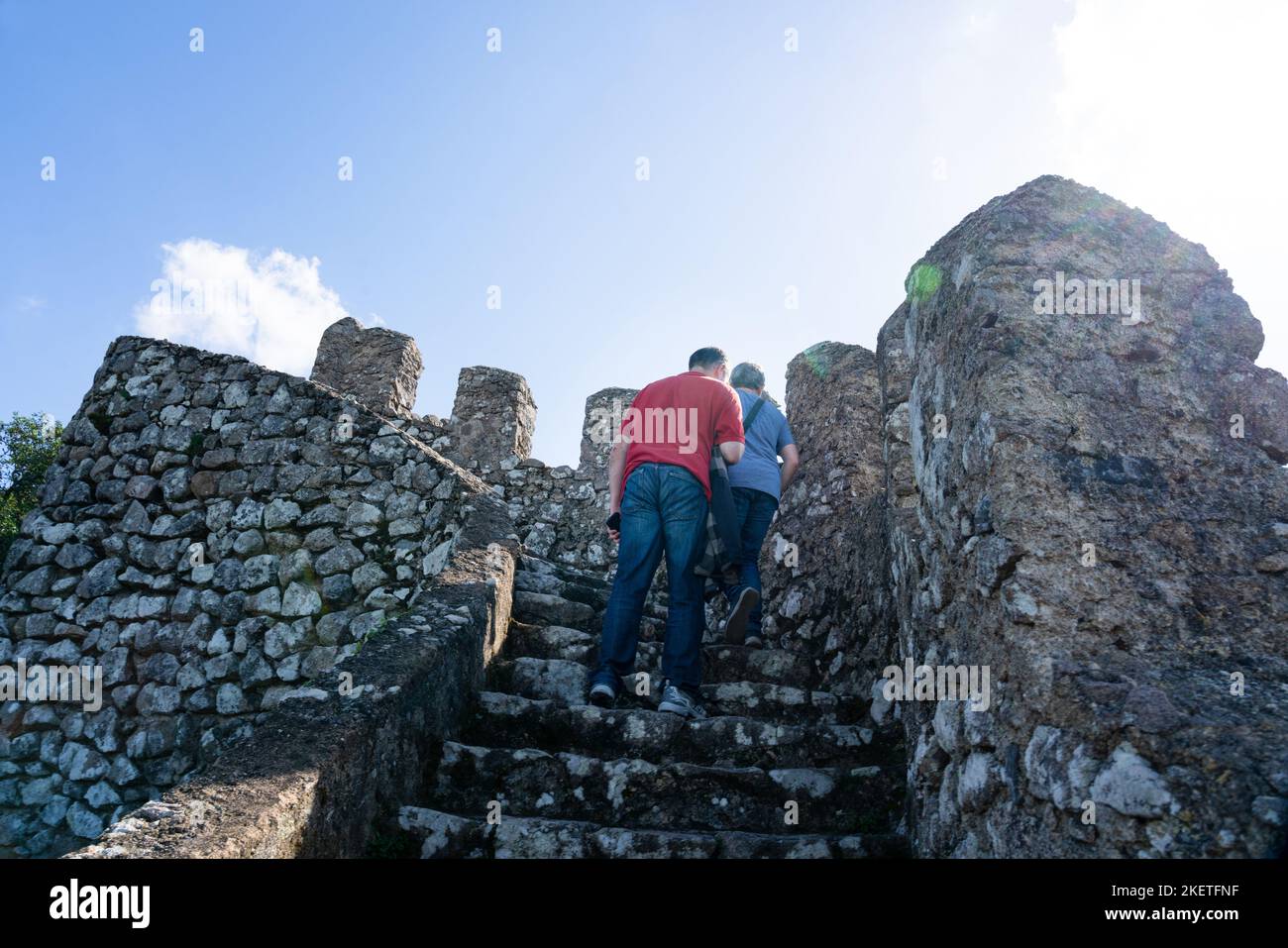 Les touristes grimpent les murs fortifiés et les tourelles du château mauresque des Maures datant du 10th siècle (Castelo dos Mouros) au-dessus de Sintra, Portugal. Banque D'Images
