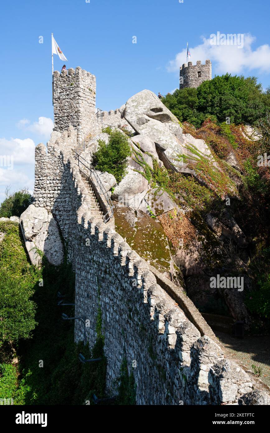 Les touristes grimpent les murs fortifiés et les tourelles du château mauresque des Maures datant du 10th siècle (Castelo dos Mouros) au-dessus de Sintra, Portugal. Banque D'Images