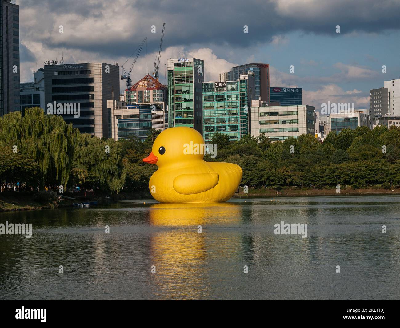 Séoul, Corée du Sud - octobre 2011 : le projet de canard de caoutchouc dans L'APPAREIL PHOTO NUMÉRIQUE de Séoul Banque D'Images