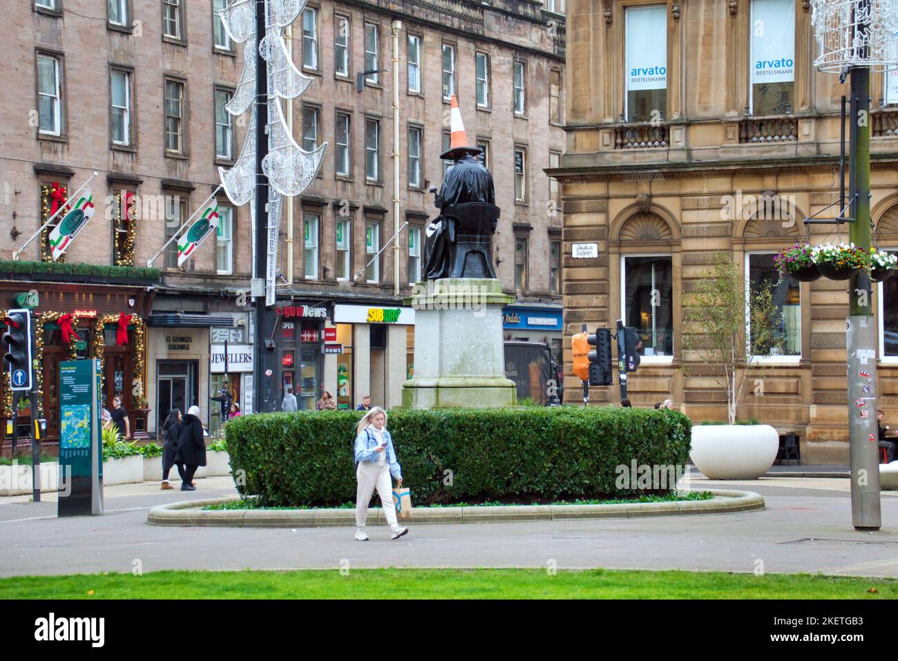 La statue de James Watt sur la place George a donné le traitement emblématique de la tête conique locale et l'apparence d'un dunce Banque D'Images