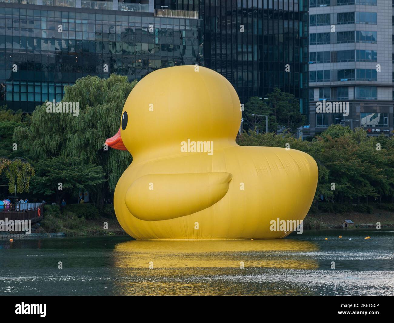 Séoul, Corée du Sud - octobre 2011 : le projet de canard de caoutchouc dans L'APPAREIL PHOTO NUMÉRIQUE de Séoul Banque D'Images