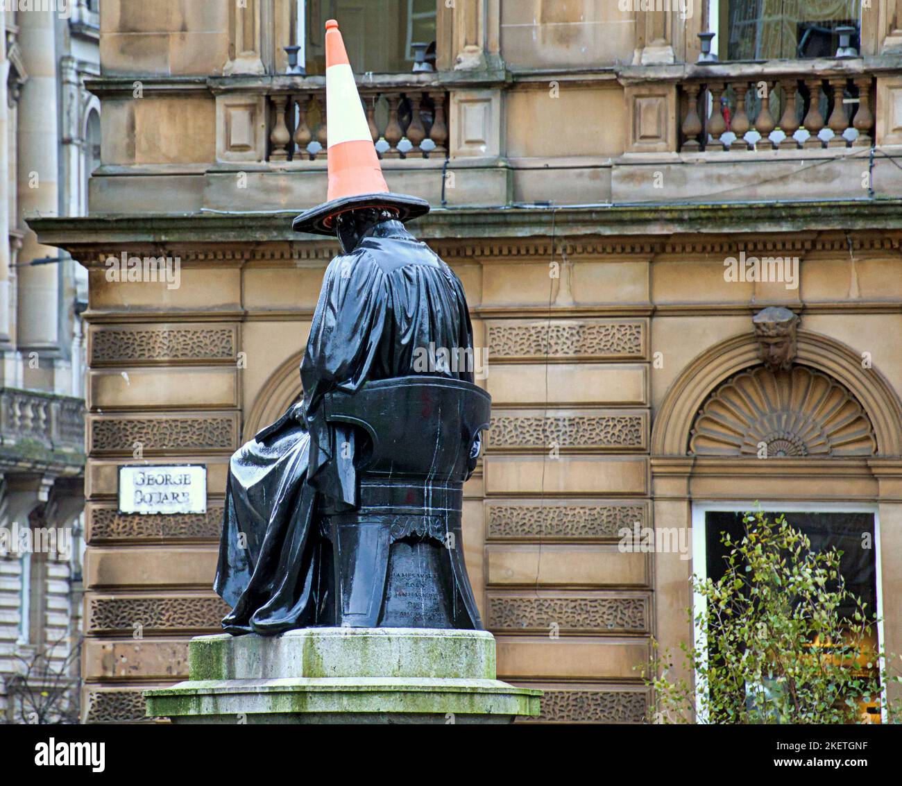 La statue de James Watt sur la place George a donné le traitement emblématique de la tête conique locale et l'apparence d'un dunce Banque D'Images