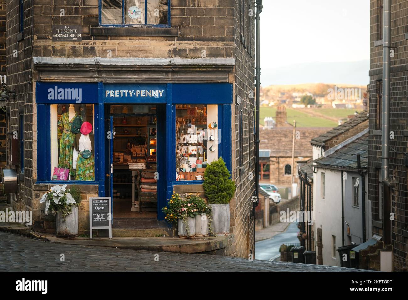 Haworth, West Yorkshire, Royaume-Uni. La jolie boutique Penny se trouve au sommet de main Street dans le village de Haworth dans le Bronte Country. Banque D'Images