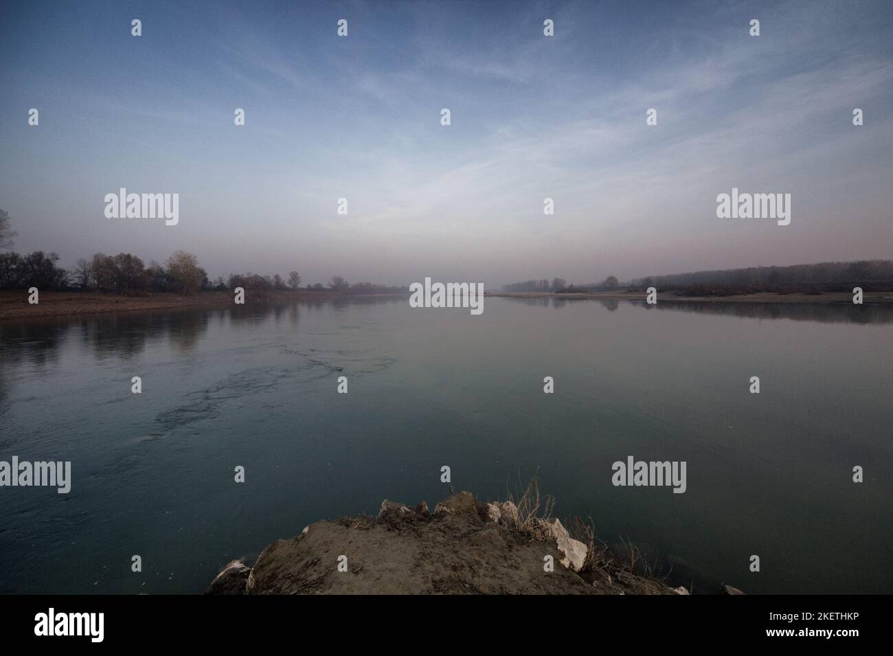 Confluences - po (le plus long fleuve italien) rencontre les eaux de son affluent principal, le fleuve Adda - Bocca d'Adda, près de Castelnuovo, Italie Banque D'Images