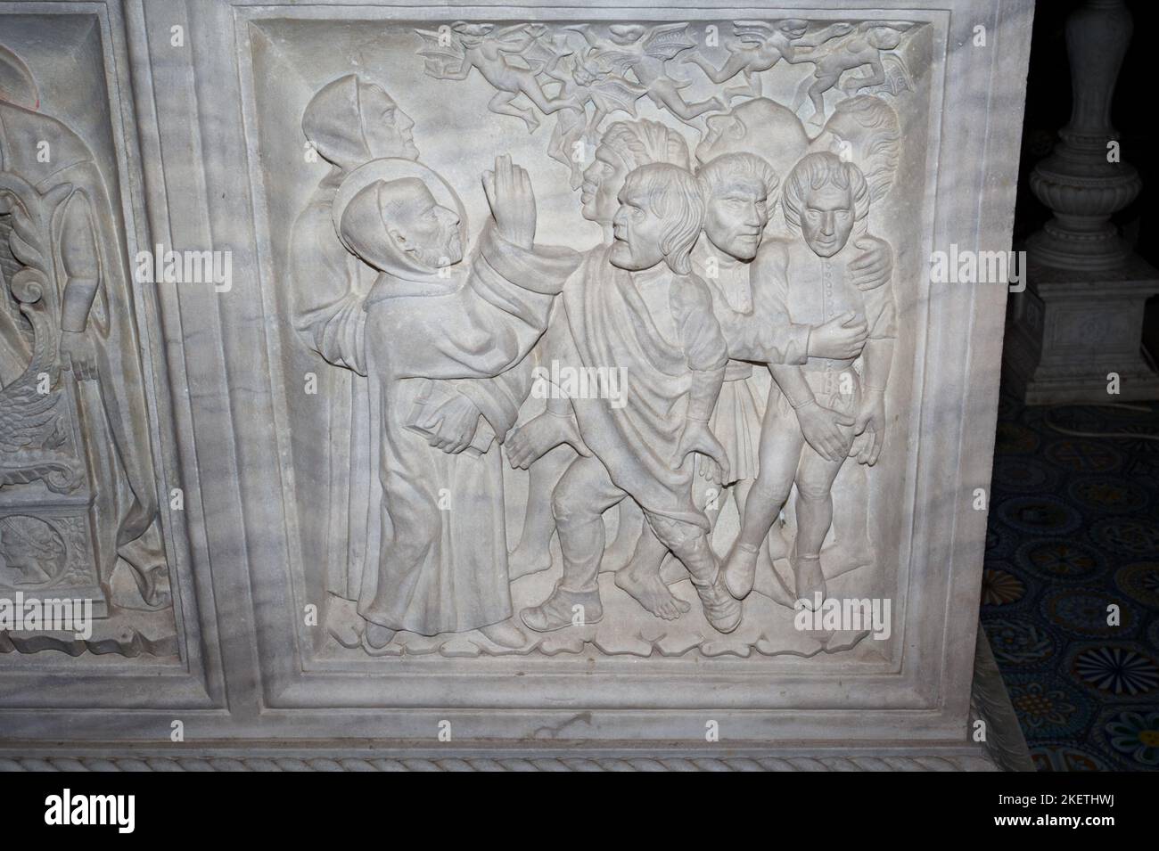 St.Columbanus livre le sarcophage possédé de Saint Columbanus (par Giovanni dei Patriarchi, 1480) - crypte de l'abbaye de Bobbio, Emilia Romagna, Italie Banque D'Images