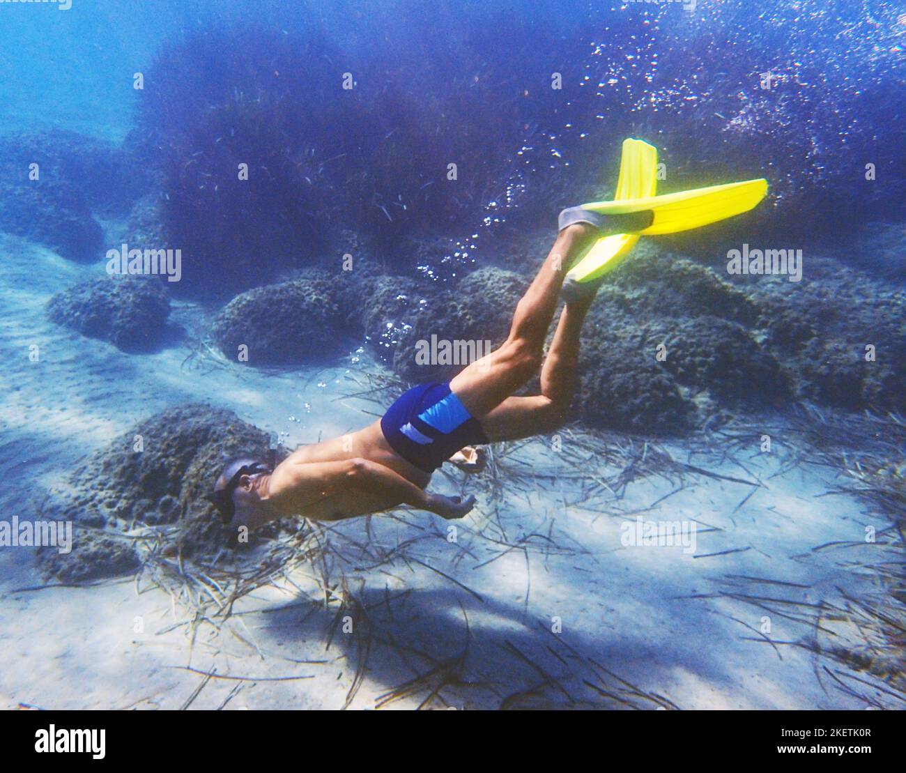 Un homme snorkeling dans la mer Méditerranée au large de Paphos, Chypre. Banque D'Images