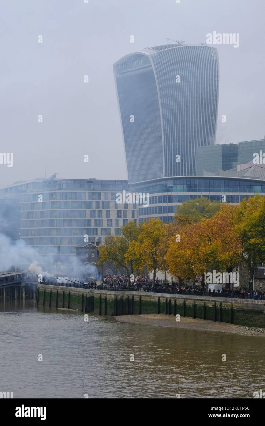 Londres, Royaume-Uni. 14th novembre 2022. Un hommage aux armes à feu de 62 tours a eu lieu sur le terrain de la Tour de Londres, marquant ainsi l'anniversaire du roi Charles III en 74th. Crédit : onzième heure Photographie/Alamy Live News Banque D'Images