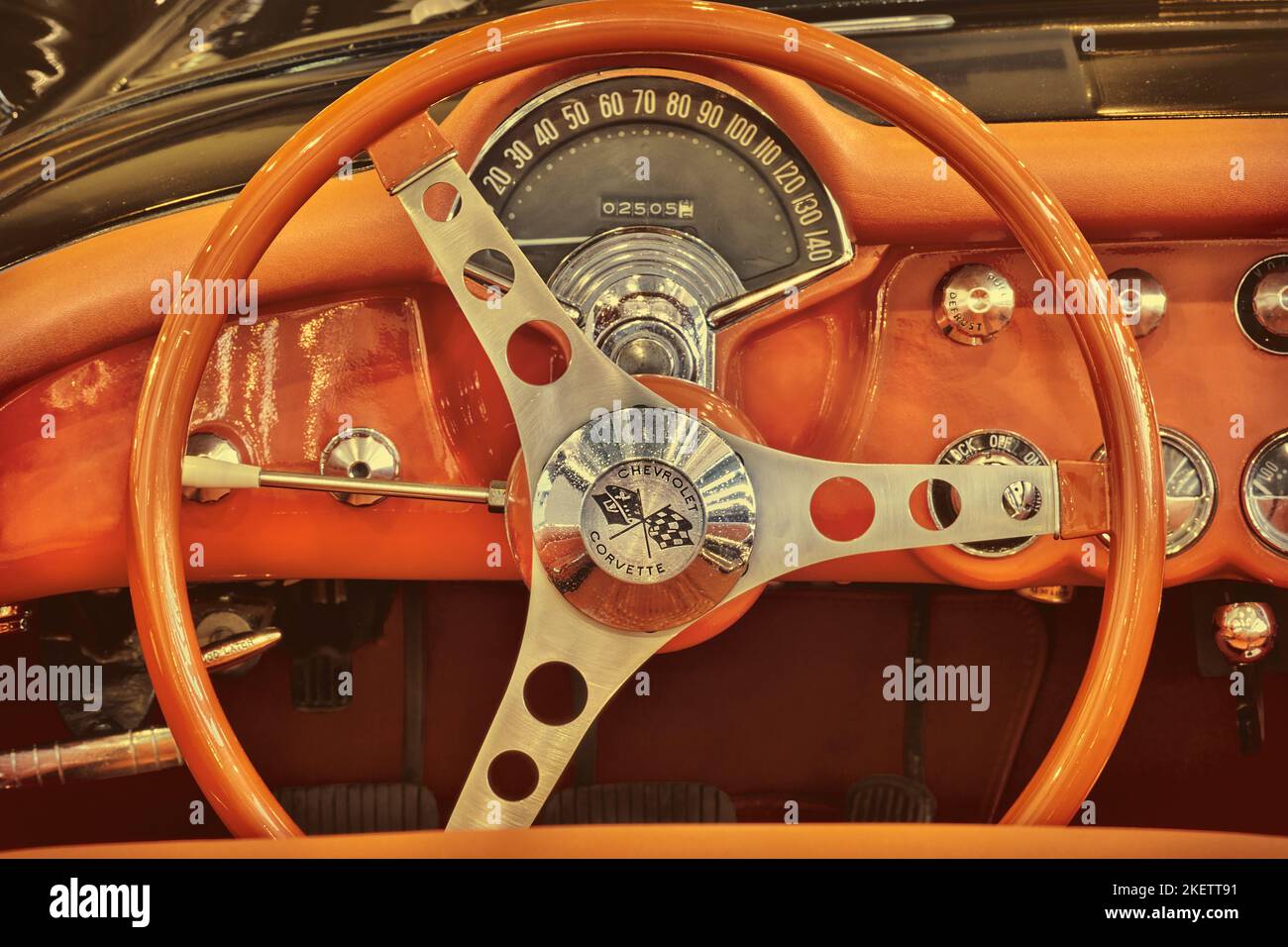 Essen, Allemagne - 23 mars 2022 : tableau de bord d'une voiture classique cabriolet Corvette de Chevrolet à Essen, Allemagne Banque D'Images