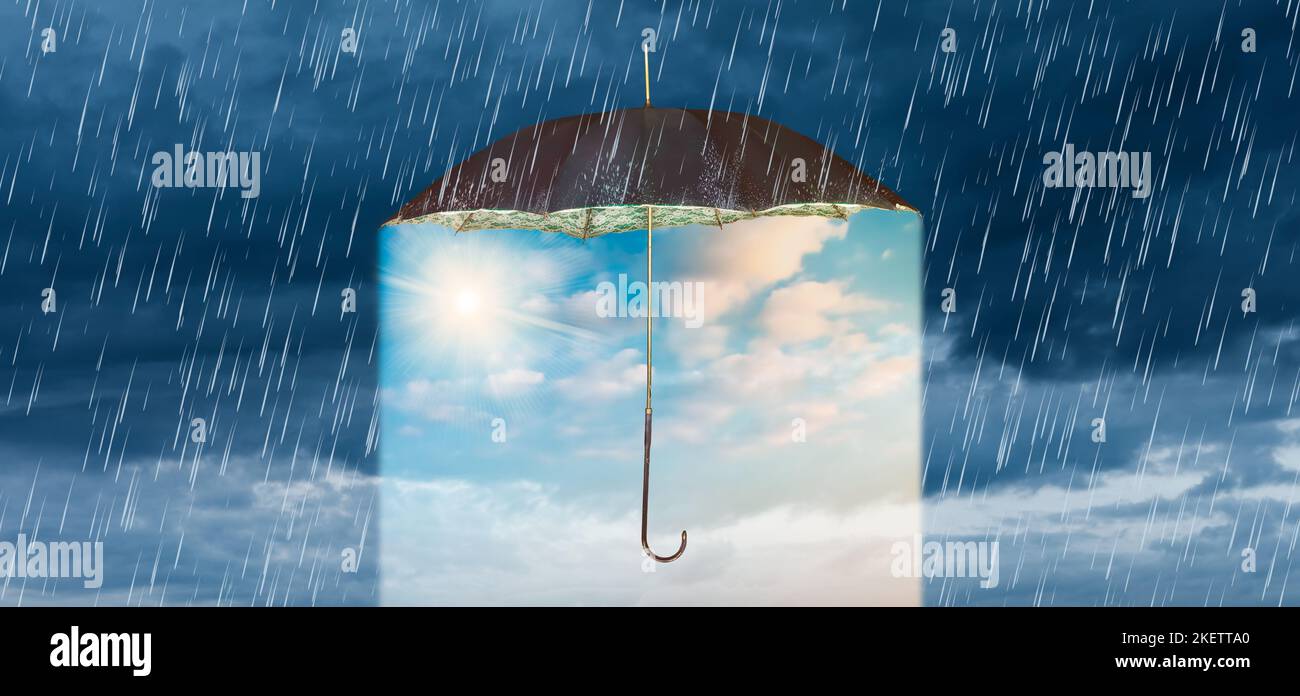 Concept de tempête et de forte pluie avec un parapluie vintage révélant un ciel bleu avec le soleil brillant Banque D'Images