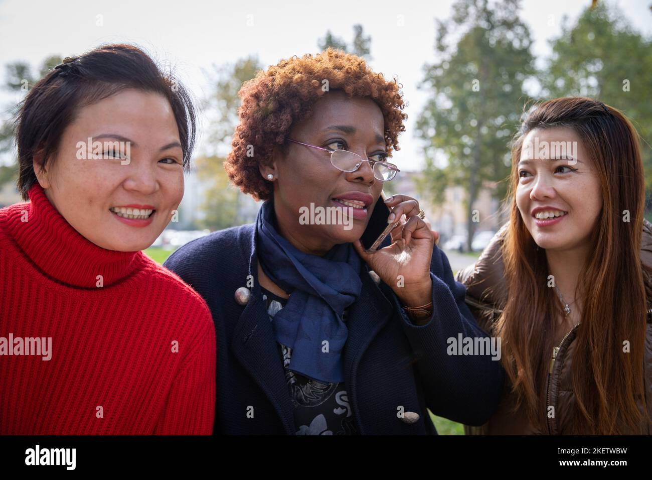 Trois femmes matures ensemble dans un parc, l'amitié entre des personnes de différentes origines ethniques Banque D'Images