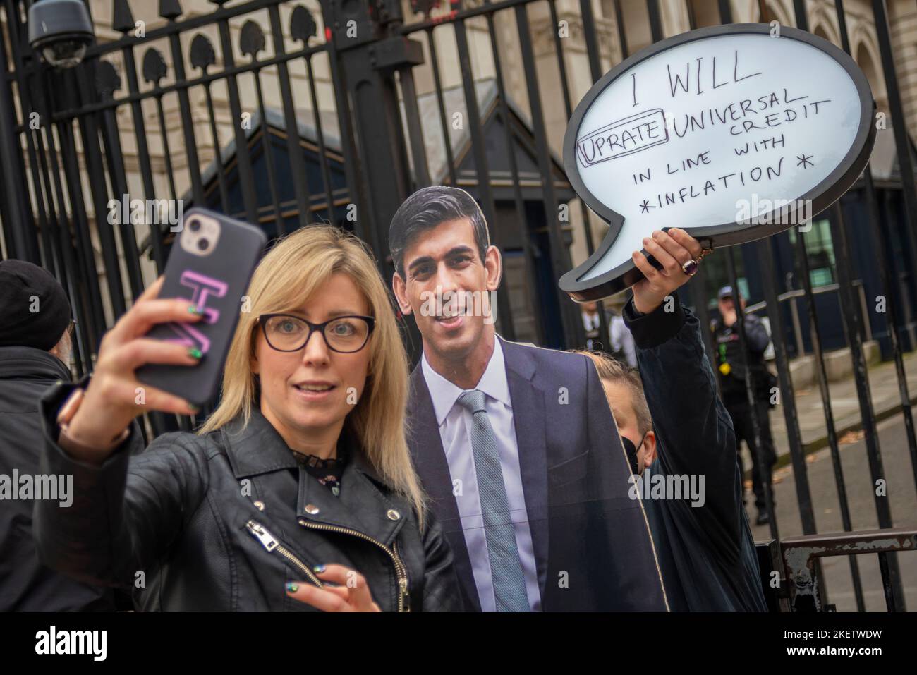 Whitehall, Westminster, Londres, Royaume-Uni. 14th novembre 2022. Les manifestants ont créé une bulle de discours pour une image de Rishi Sunak qui met en évidence un message visant à augmenter le crédit universel en ligne avec l'inflation. "Je vais uprate Universal Credit en ligne avec l'inflation" citation Banque D'Images
