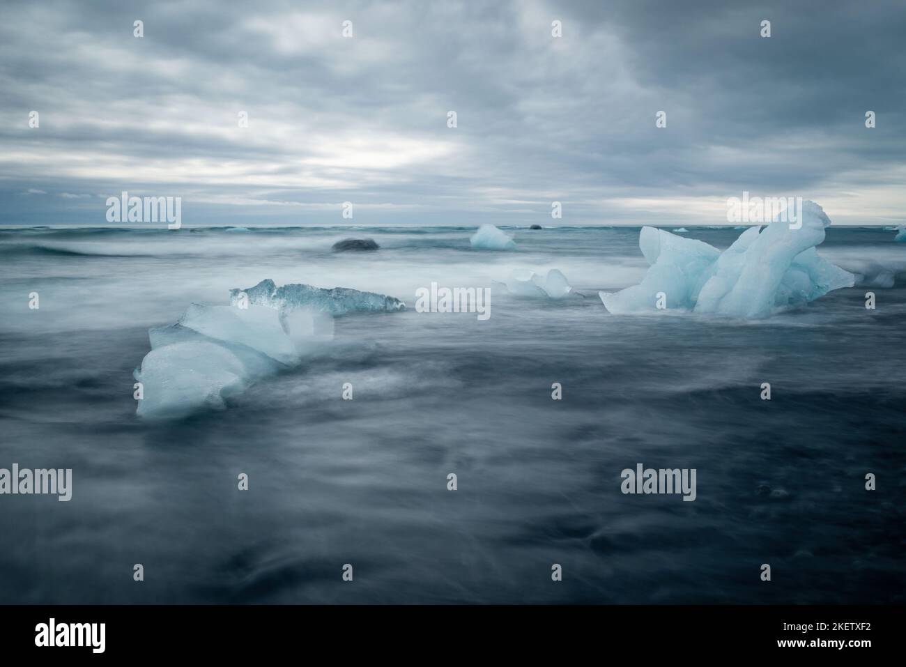 Icebergs et sable noir sur la plage de Jokulsarson Diamond, Islande Banque D'Images