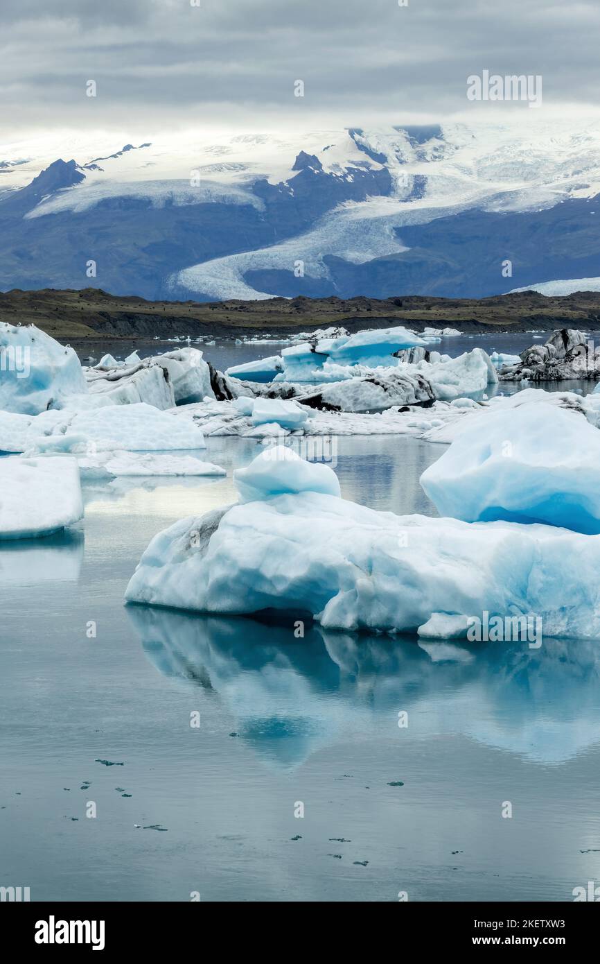 Icebergs dans la lagune de glacier de Jokulsarlon, paysage arctique, Islande Banque D'Images