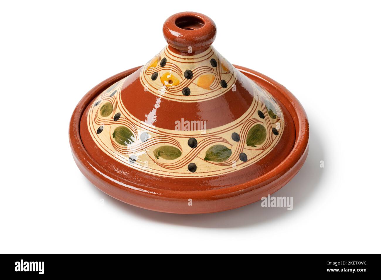 Tajine traditionnelle ou tagine, un pot de cuisine nord-africain en céramique isolé sur fond blanc Banque D'Images
