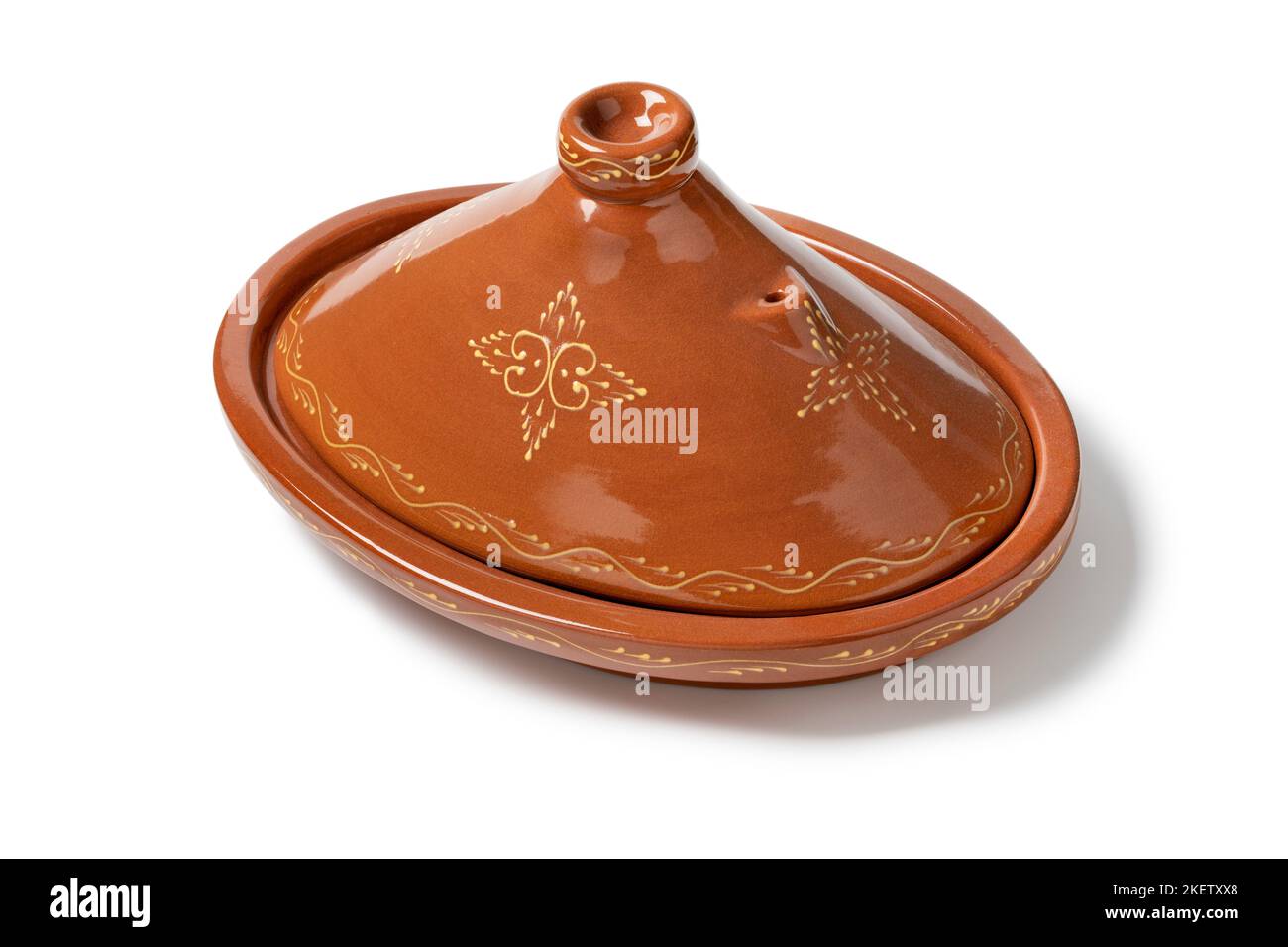 Tajine ovale traditionnelle ou tagine, un pot de cuisine nord-africain en céramique isolé sur fond blanc Banque D'Images