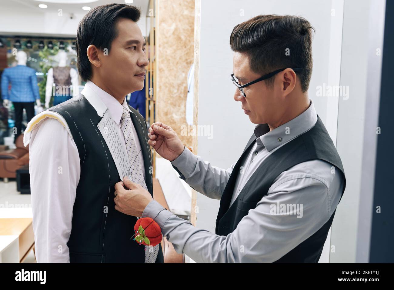 Professionnel vietnamien sur mesure parties de la veste sur modèle mâle Banque D'Images