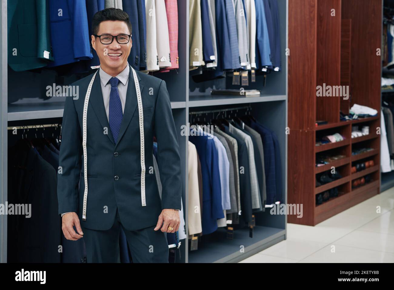 Portrait d'un bon tailleur vietnamien dans son propre magasin Banque D'Images