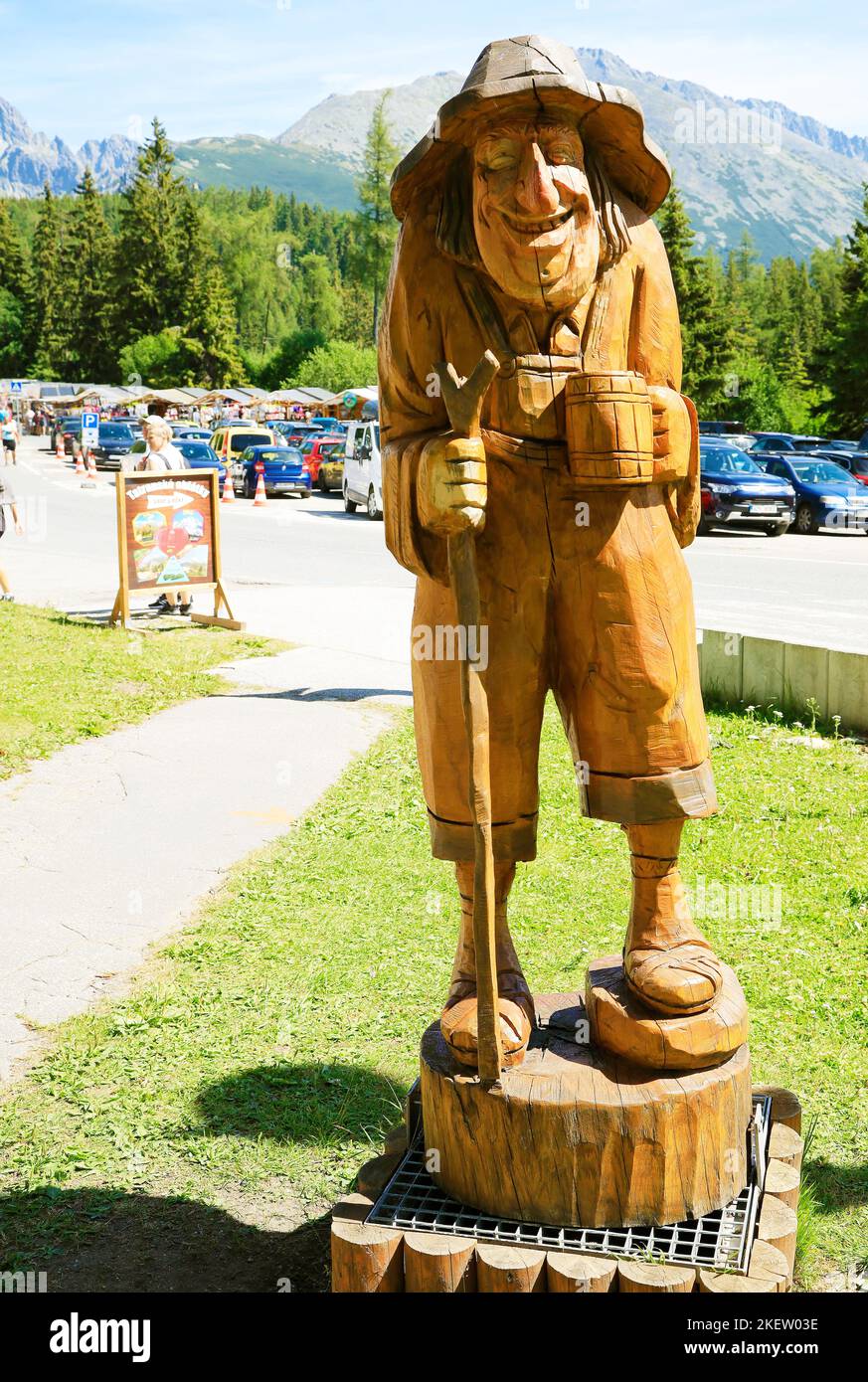 Parking Strbske Pleso par le téléphérique à Solisko.in le premier plan est une statue en bois d'un brasseur. (Photo CTK/Jan Rychetsky) Banque D'Images