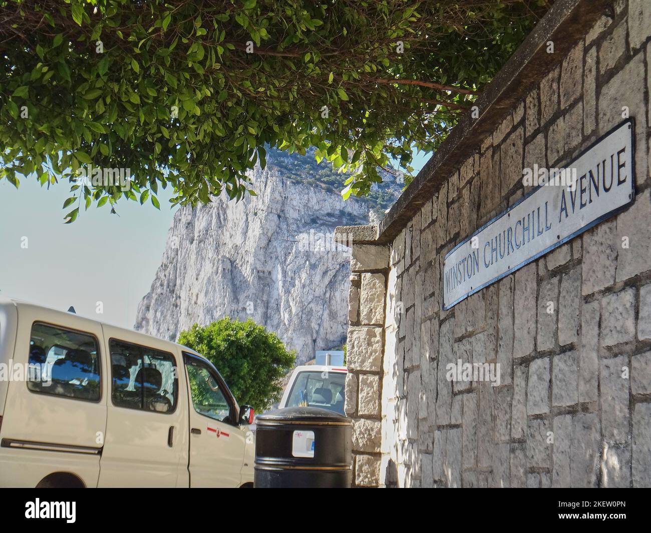 Gibraltar, Royaume-Uni - 06 08 2014: Panneau routier de l'avenue winston churchill avec le rocher de Gibraltar en arrière-plan Banque D'Images