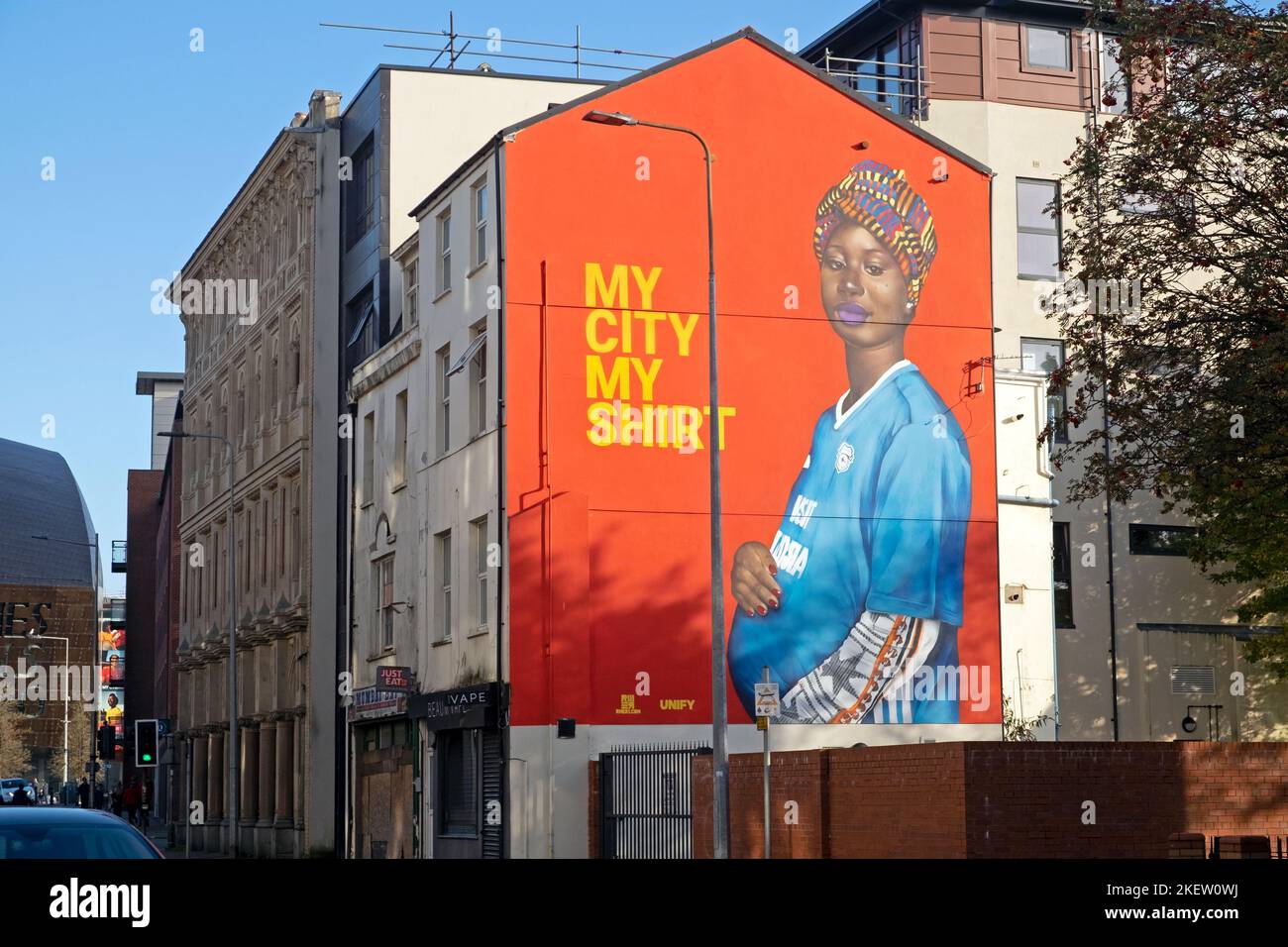 'My City My shirt' murale femme galloise africaine portant un maillot de football Jersey Butetown Cardiff Bay pays de Galles Royaume-Uni Grande-Bretagne KATHY DEWITT Banque D'Images