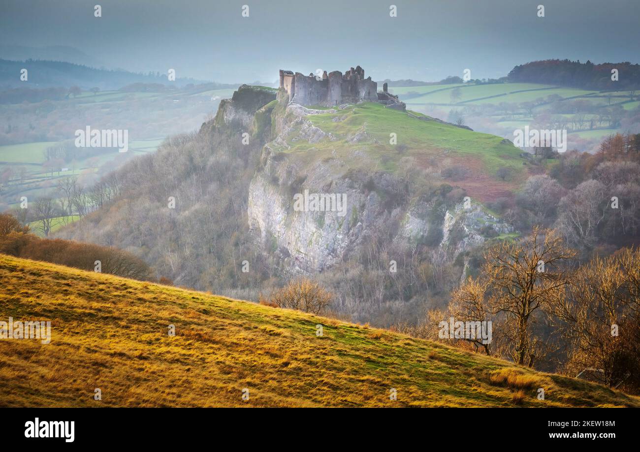 Château de Carreg Cennen situé sur une colline près de la rivière Cennen dans le village de Trapp, à six miles au sud de Llandeilo dans le Carmarthenshire, South Wal Banque D'Images