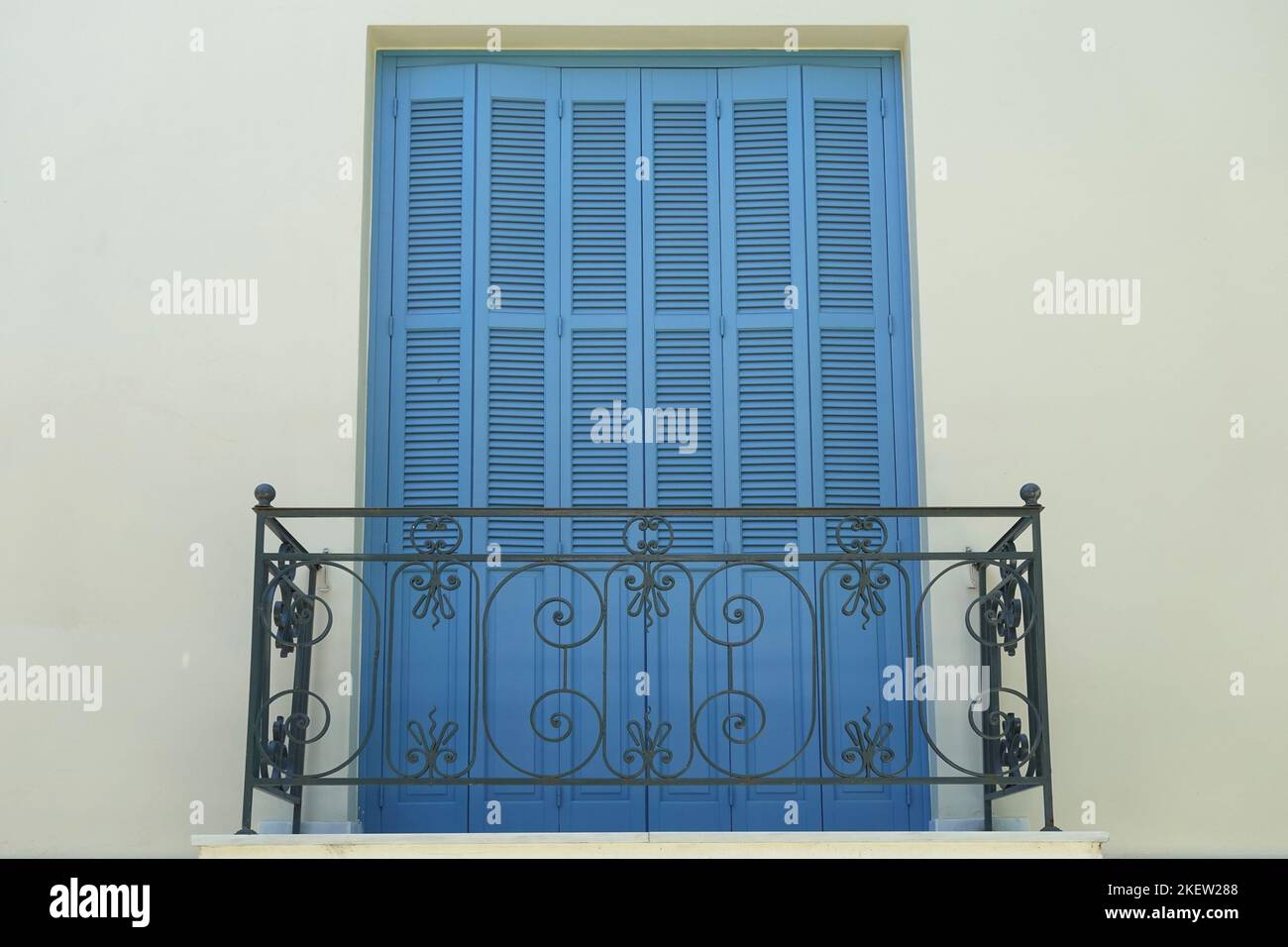 Maison néoclassique balcon balustrades et volet de fenêtre en bois. Banque D'Images