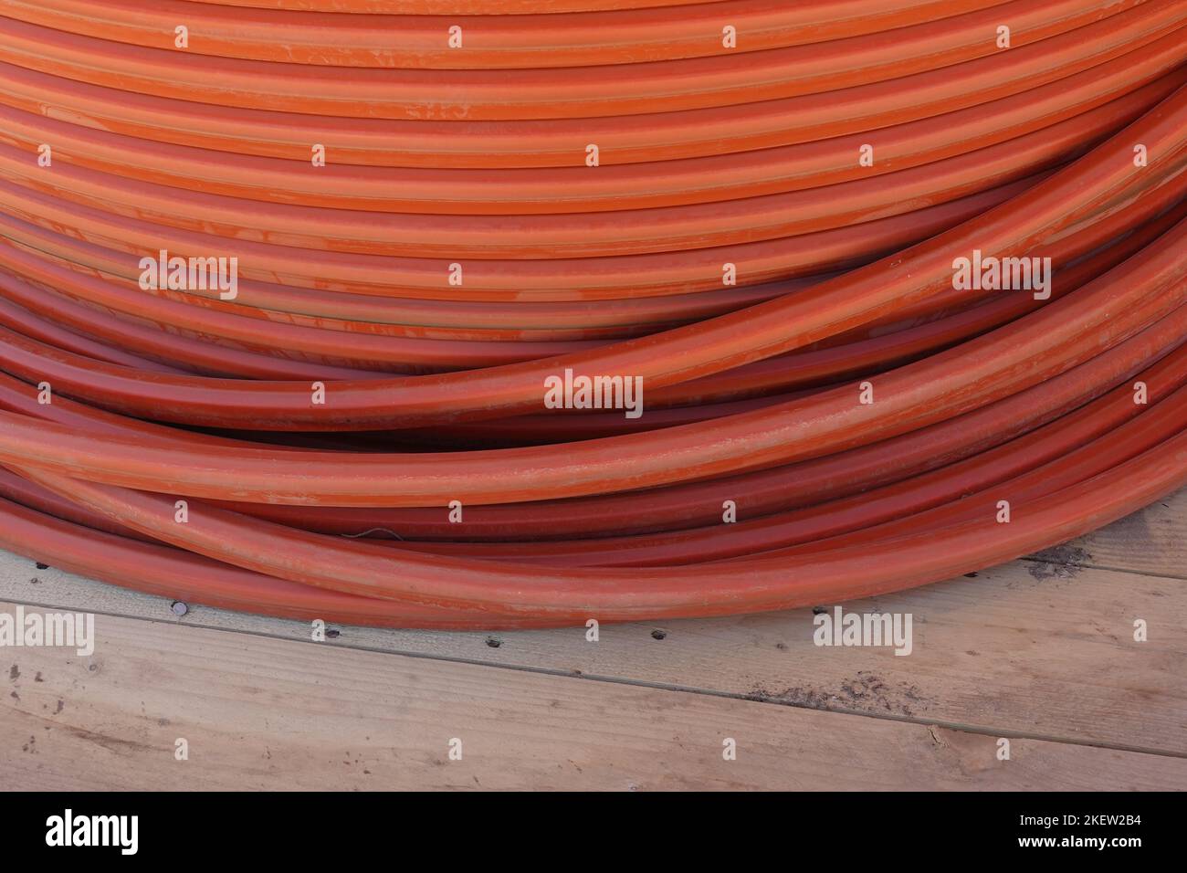 Bobine de câble industrielle pour fils souterrains roulés sur une bobine en bois. Banque D'Images