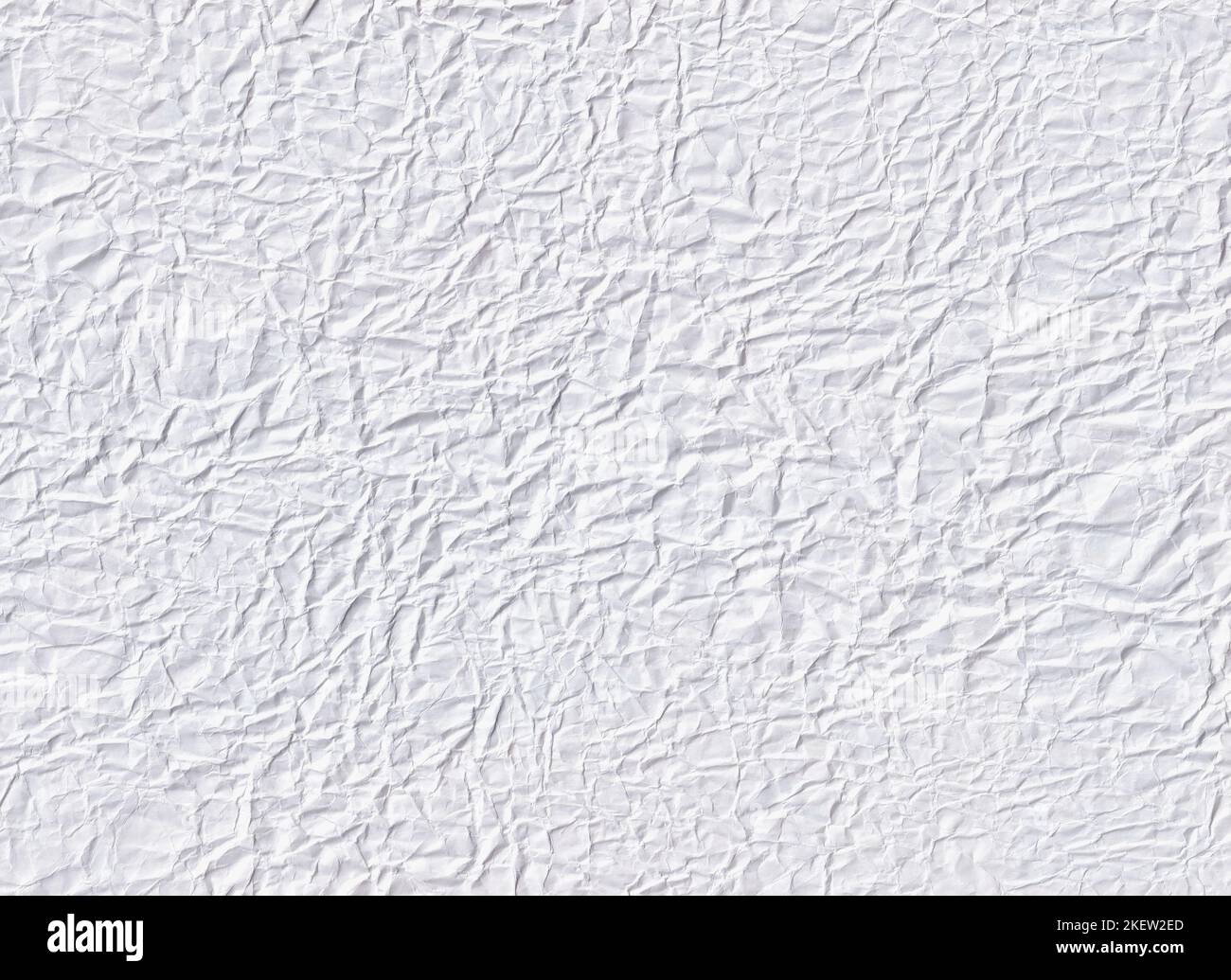 Surface de papier blanc froissé avec plis et texture de pliage. Arrière-plan abstrait grunge. Banque D'Images