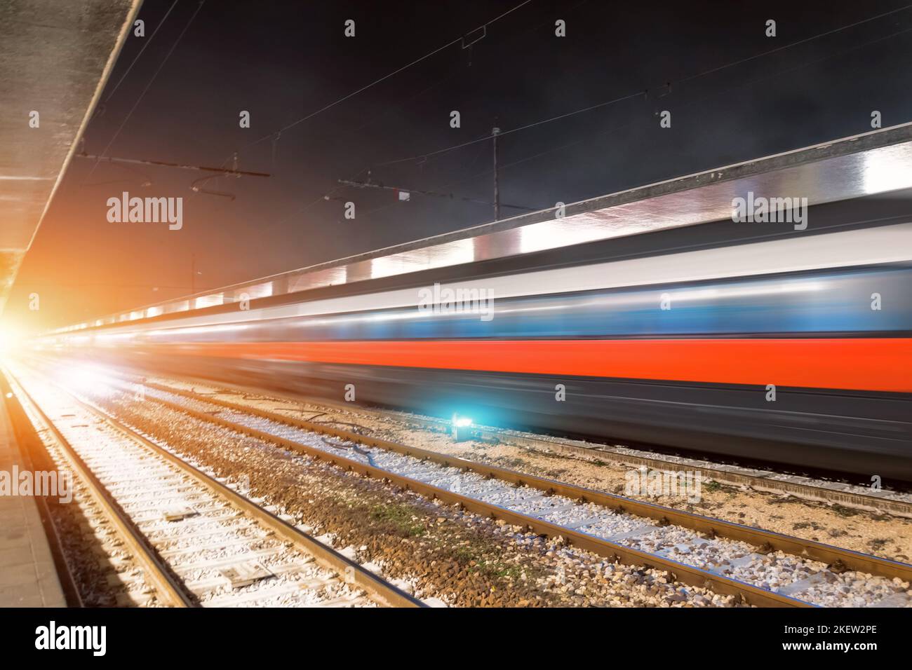 En passant par la gare à grande vitesse la nuit. Banque D'Images