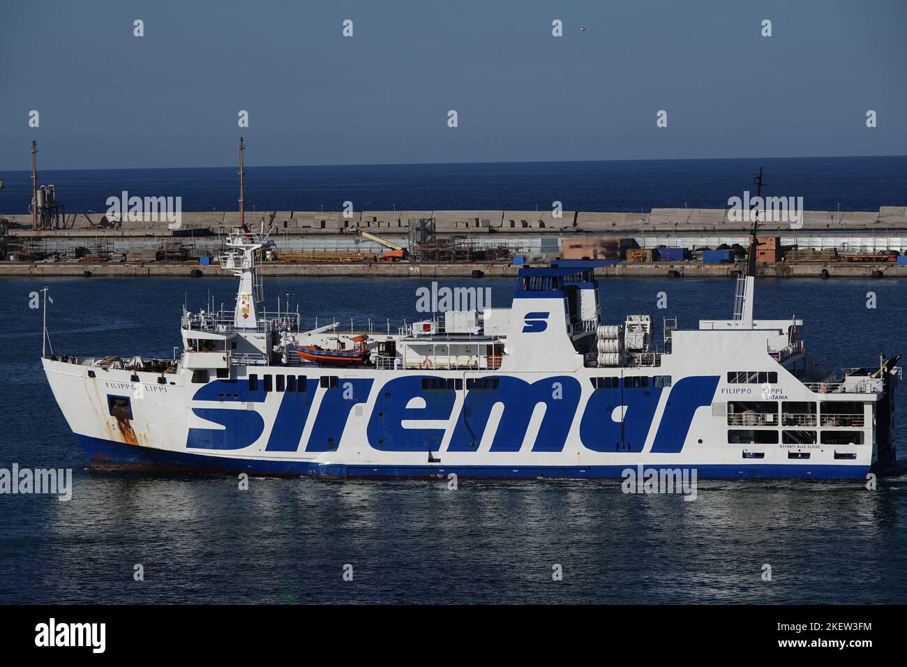 Filippo Lippi, un ferry exploité par la compagnie Siremar qui relie la Sicile à ses petites îles Banque D'Images