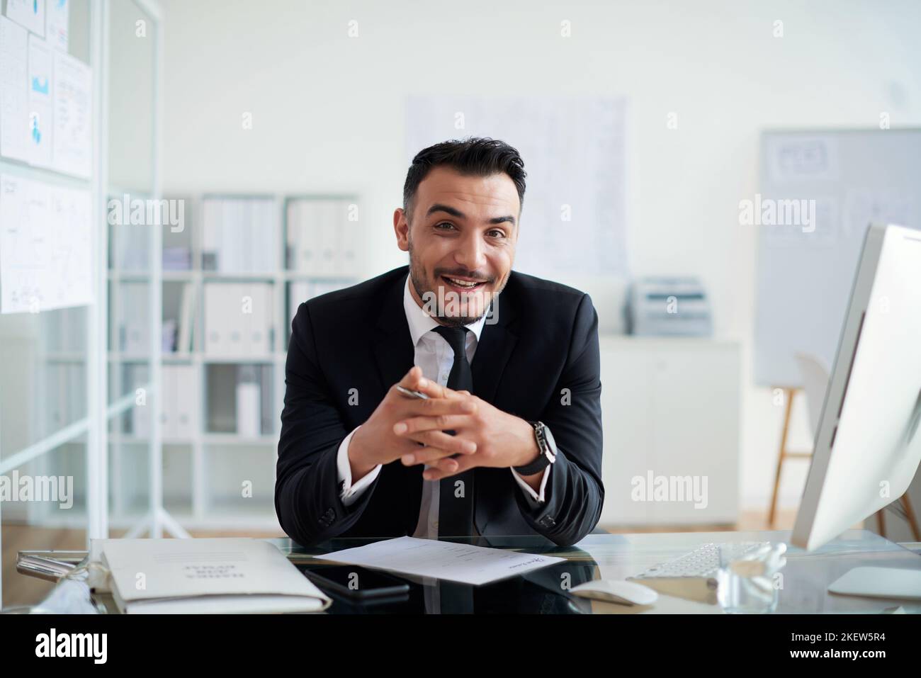 Portrait d'un cadre d'affaires joyeux à sa table au bureau Banque D'Images