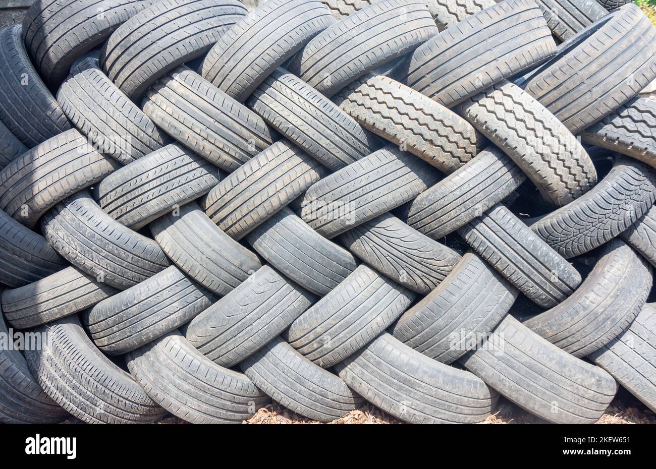 Pile de pneus de voiture, Steeplegate, Chesterfield, Derbyshire, Angleterre, Royaume-Uni Banque D'Images