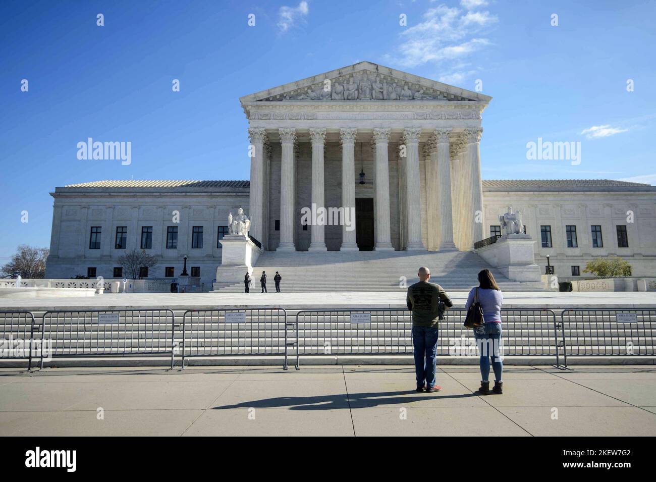 Washington, États-Unis. 14th novembre 2022. Deux touristes se tiennent devant la Cour suprême des États-Unis à Washington, DC, lundi 14 novembre 2022. De l'autre côté de la rue, au Capitole des États-Unis, le Congrès reprend après les élections de mi-mandat de 2022, où les démocrates ont gardé le contrôle du Sénat, mais la majorité de la Chambre reste indécis. Photo de Bonnie Cash/UPI Credit: UPI/Alay Live News Banque D'Images