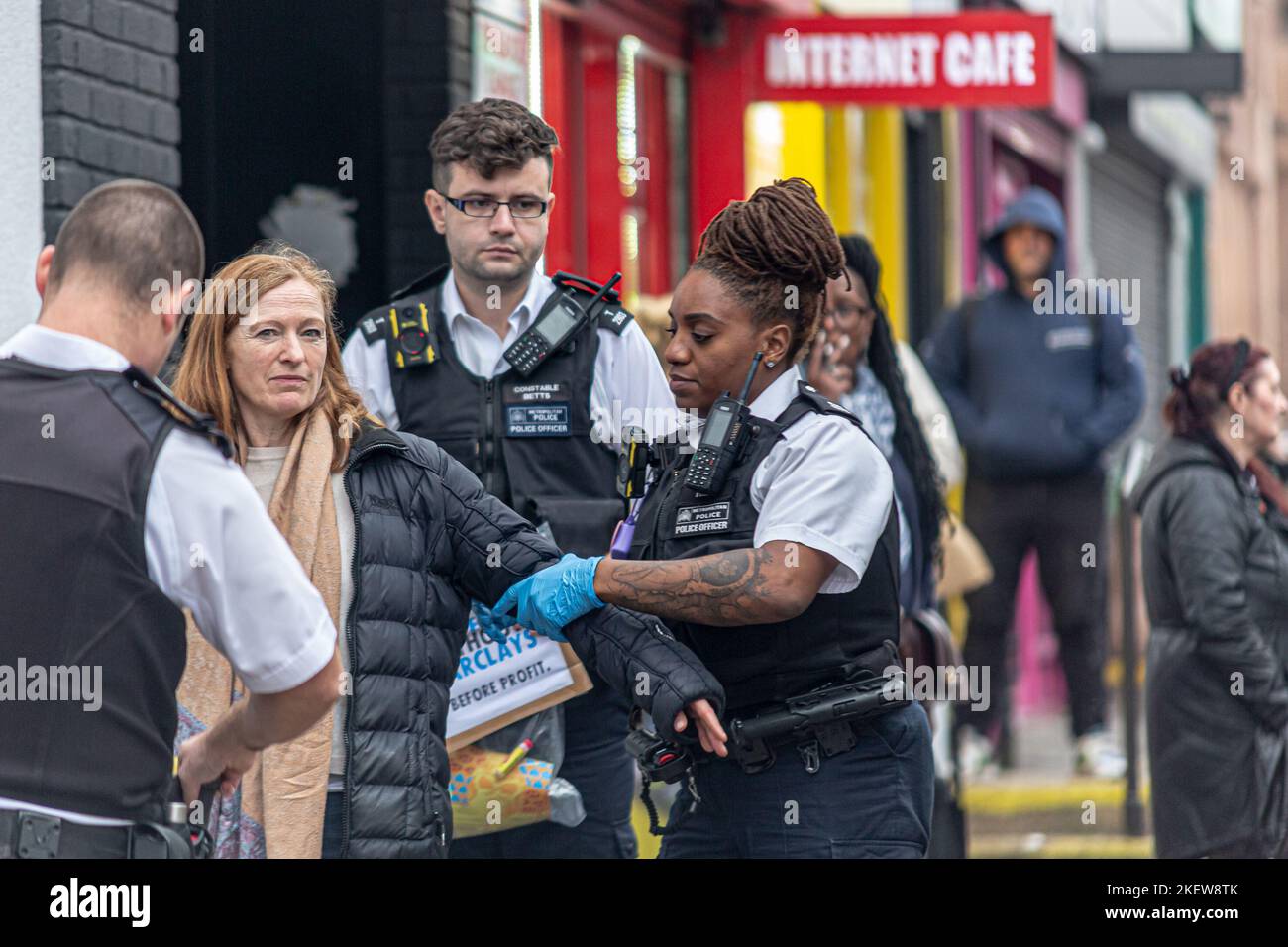 Clapham Junction, Angleterre. 14th novembre 2022. Extinction de Wandsworth les militants de la rébellion font de la sensibilisation à une succursale de Barclays Bank. Banque D'Images