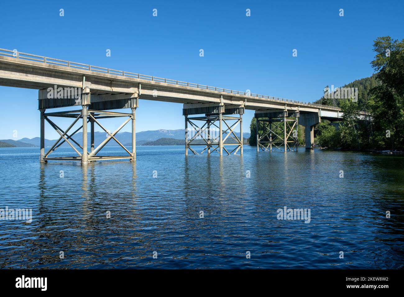 Idaho State Highway 200 est la route pittoresque Byway qui traverse Hope, Idaho, le long des rives du lac Pend O'reille. Banque D'Images