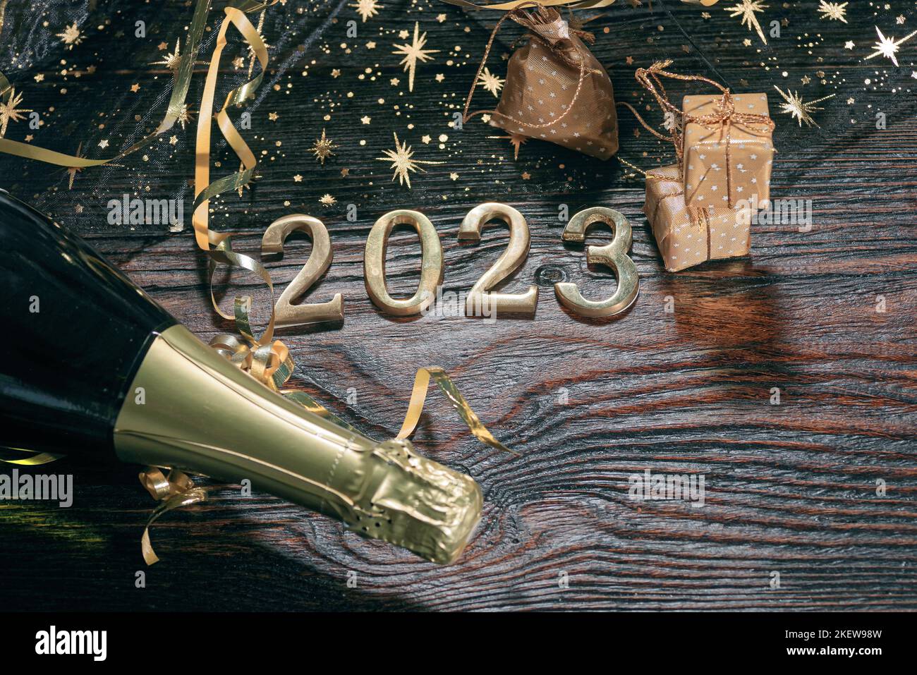 Bonne Année. Symbole à partir du numéro 2023 sur fond en bois Banque D'Images