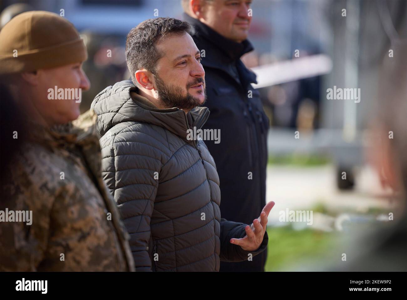 Kherson, Ukraine. 14th novembre 2022. Le président ukrainien Volodymyr Zelenskyy prononce un discours à la suite d’une cérémonie de levée de drapeau devant l’administration régionale de Kherson, 14 novembre 2022, à Kherson, en Ukraine. Zelenskyy a visité la ville ramenée de l'occupation russe dans un coup porté au président Vladimir Poutine. Credit: Présidence de l'Ukraine/Bureau de presse présidentiel ukrainien/Alamy Live News Banque D'Images