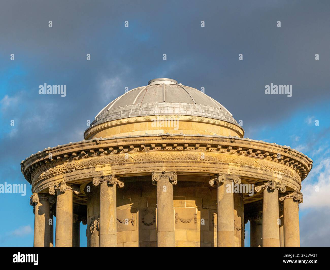 Gros plan sur le toit en dôme restauré du temple de Rotunda dans le parc des jardins du château de Wentworth, Barnsley, South Yorkshire, Royaume-Uni Banque D'Images